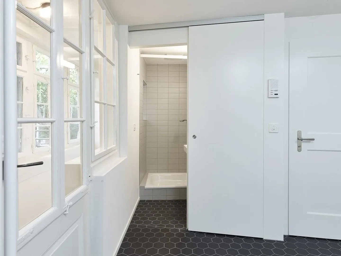 Charming Historic Apartment - Photo 8 of 11