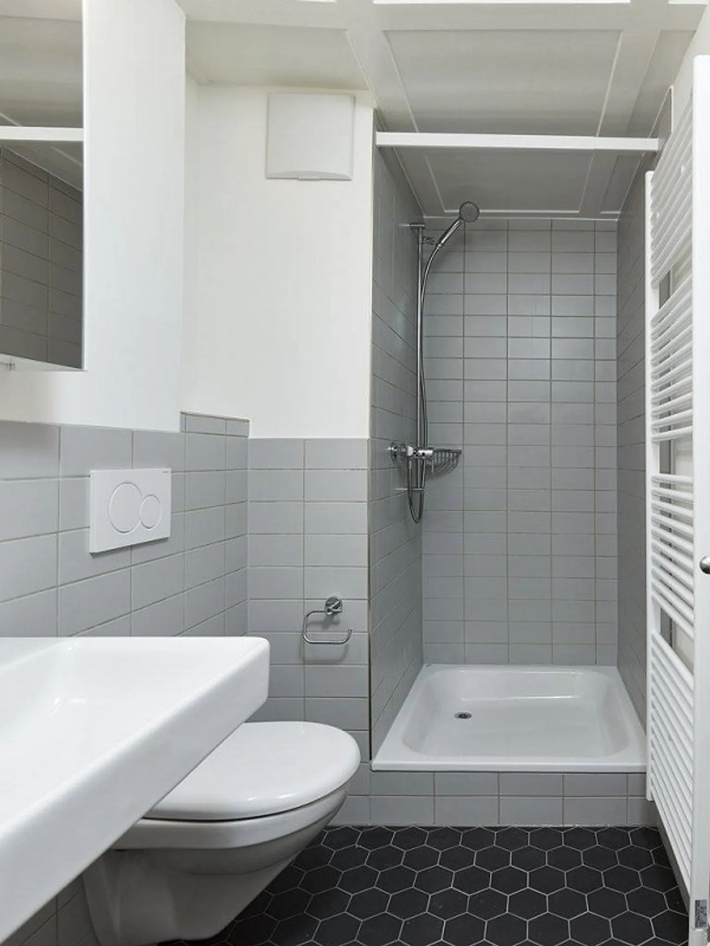 Charming Historic Apartment - Photo 9 of 11