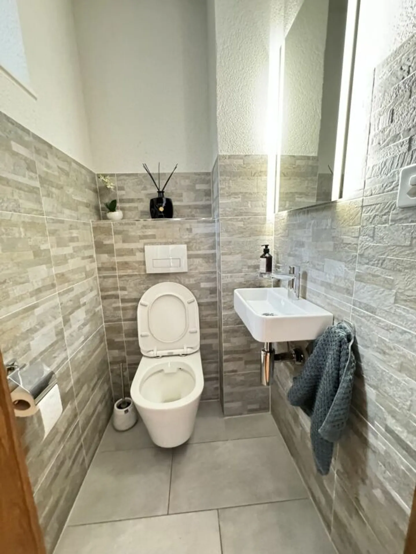 Renovated 6-Room Townhouse with Beautiful Garden - Photo 17 of 24