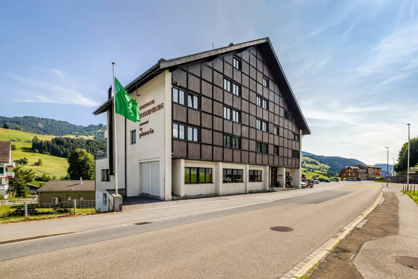 VIEL POTENZIAL AN BESTER LAGE: HOTEL TOGGENBURG MIT TRAUMAUSSICHT UND IDEALER STRUKTUR - Photo 15 sur 17