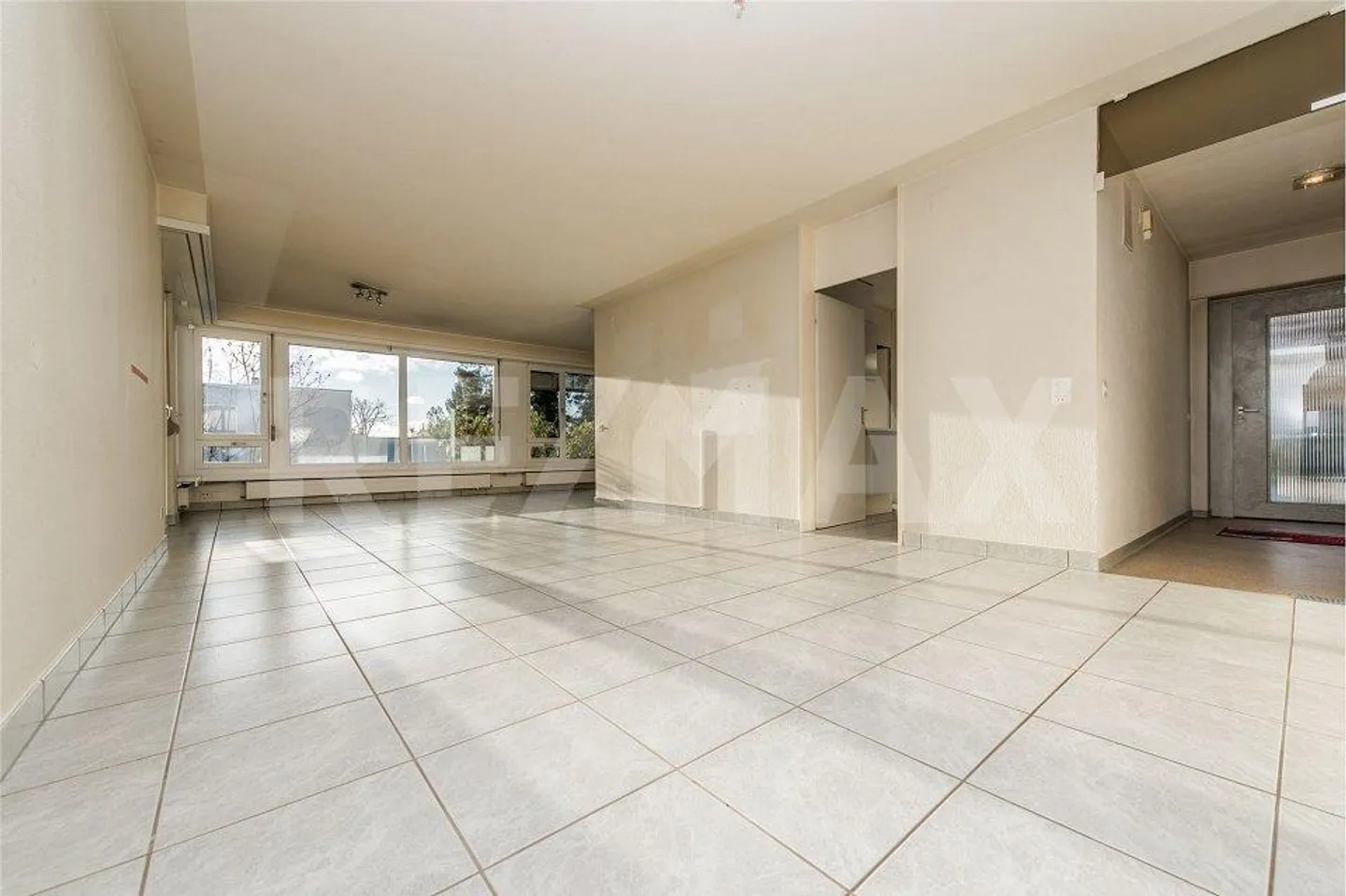 BRIGHT 3 ½ ROOM GARDEN APARTMENT WITH SUNNY PATIO - Photo 3 of 12