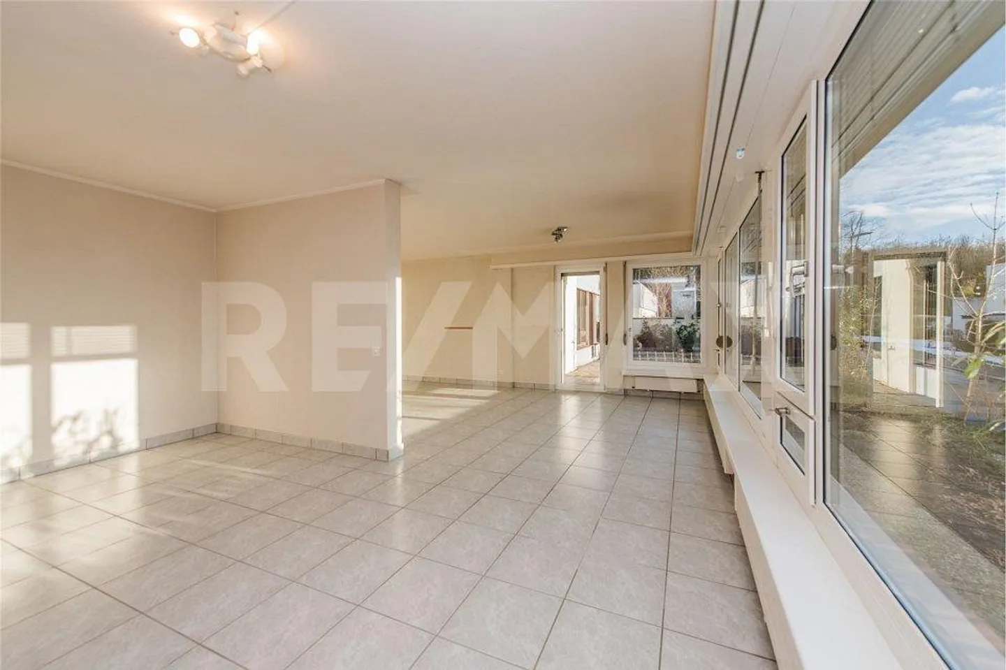 BRIGHT 3 ½ ROOM GARDEN APARTMENT WITH SUNNY PATIO - Photo 4 of 12