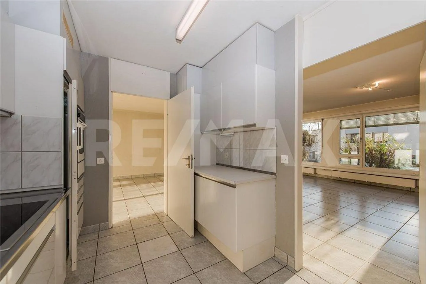 BRIGHT 3 ½ ROOM GARDEN APARTMENT WITH SUNNY PATIO - Photo 6 of 12