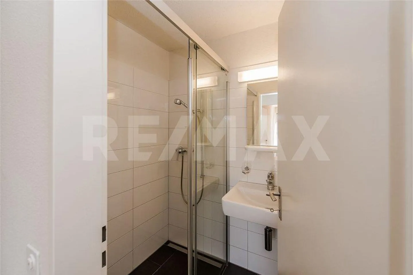 BRIGHT 3 ½ ROOM GARDEN APARTMENT WITH SUNNY PATIO - Photo 10 of 12