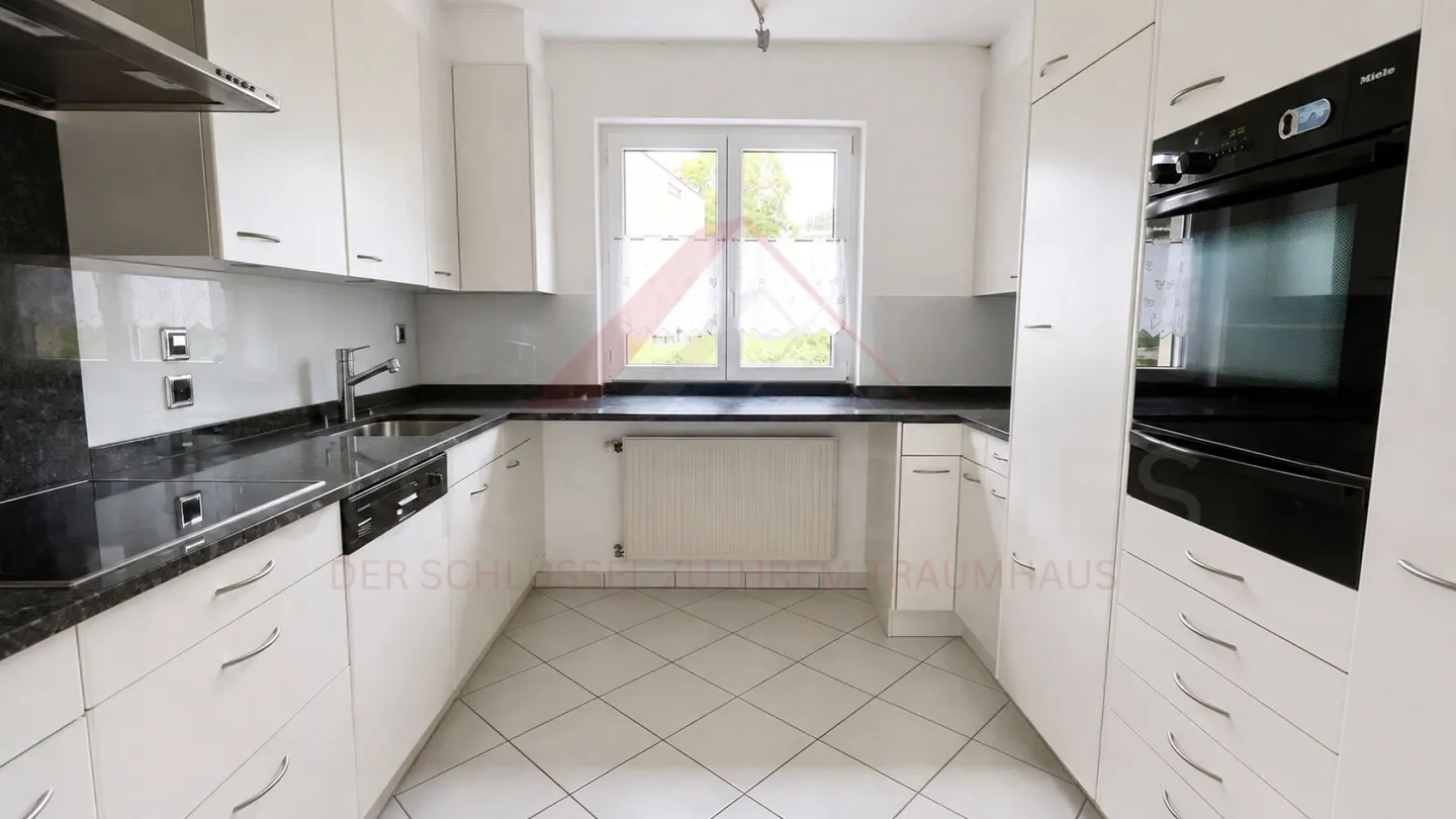 3 apartments, 1 commercial unit - a property full of possibilities! - Photo 10 of 20
