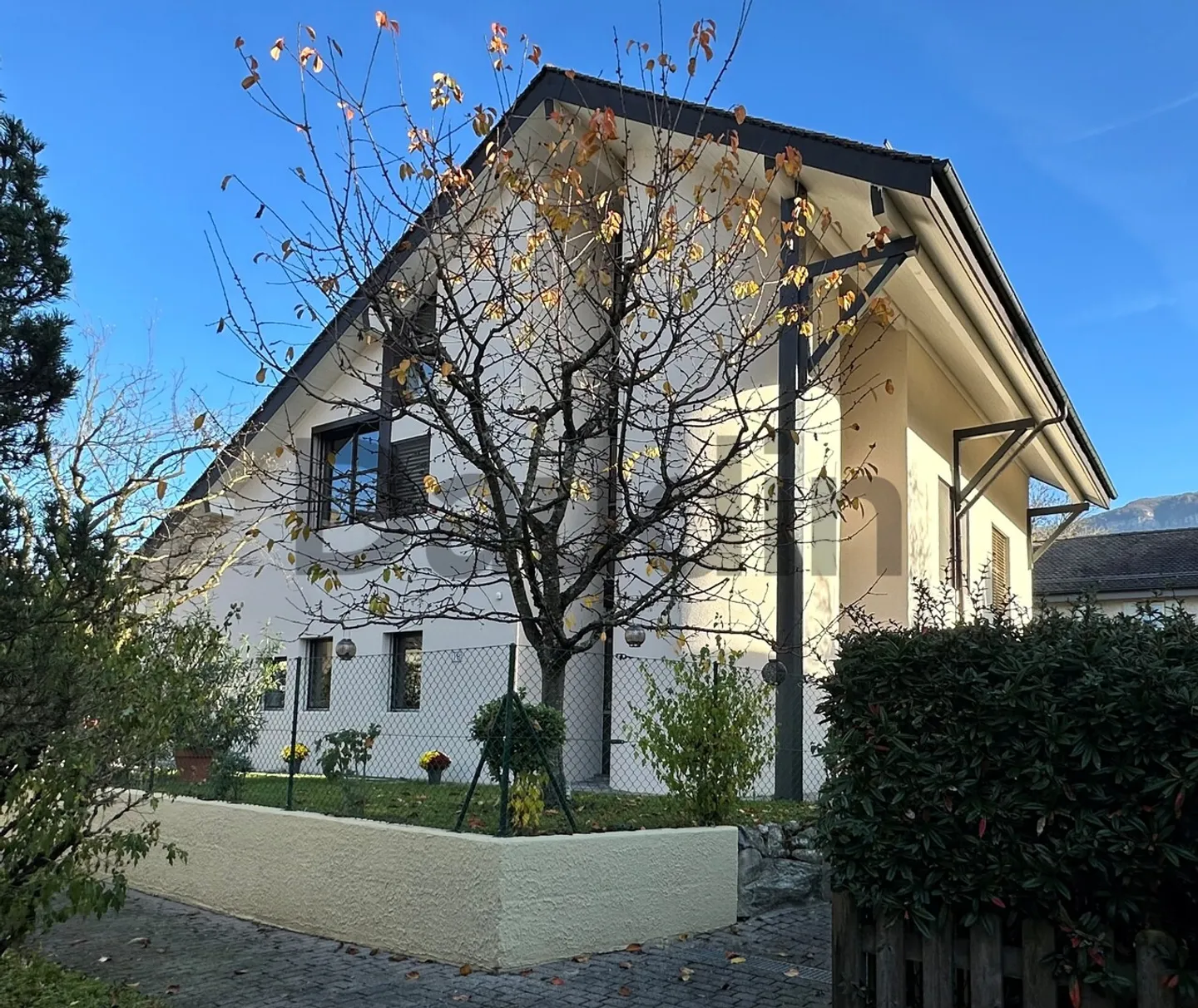 Villa de 6 pièces dans un quartier résidentiel calme - Photo 2 sur 8