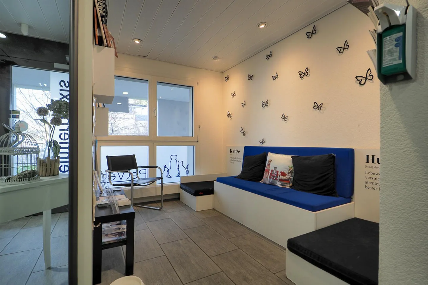 Ausgebaute Praxis- oder Gewerbefläche an zentraler Lage in Richterswil - Foto 1 von 11