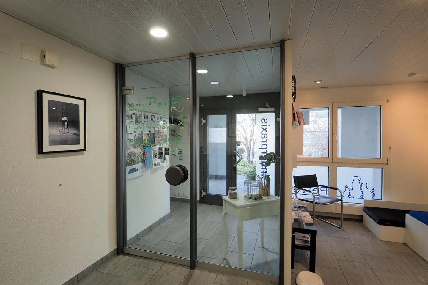 Ausgebaute Praxis- oder Gewerbefläche an zentraler Lage in Richterswil - Foto 2 von 11