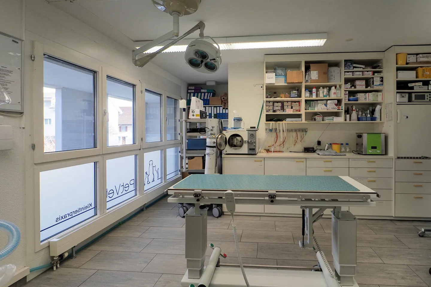 Ausgebaute Praxis- oder Gewerbefläche an zentraler Lage in Richterswil - Foto 4 von 11