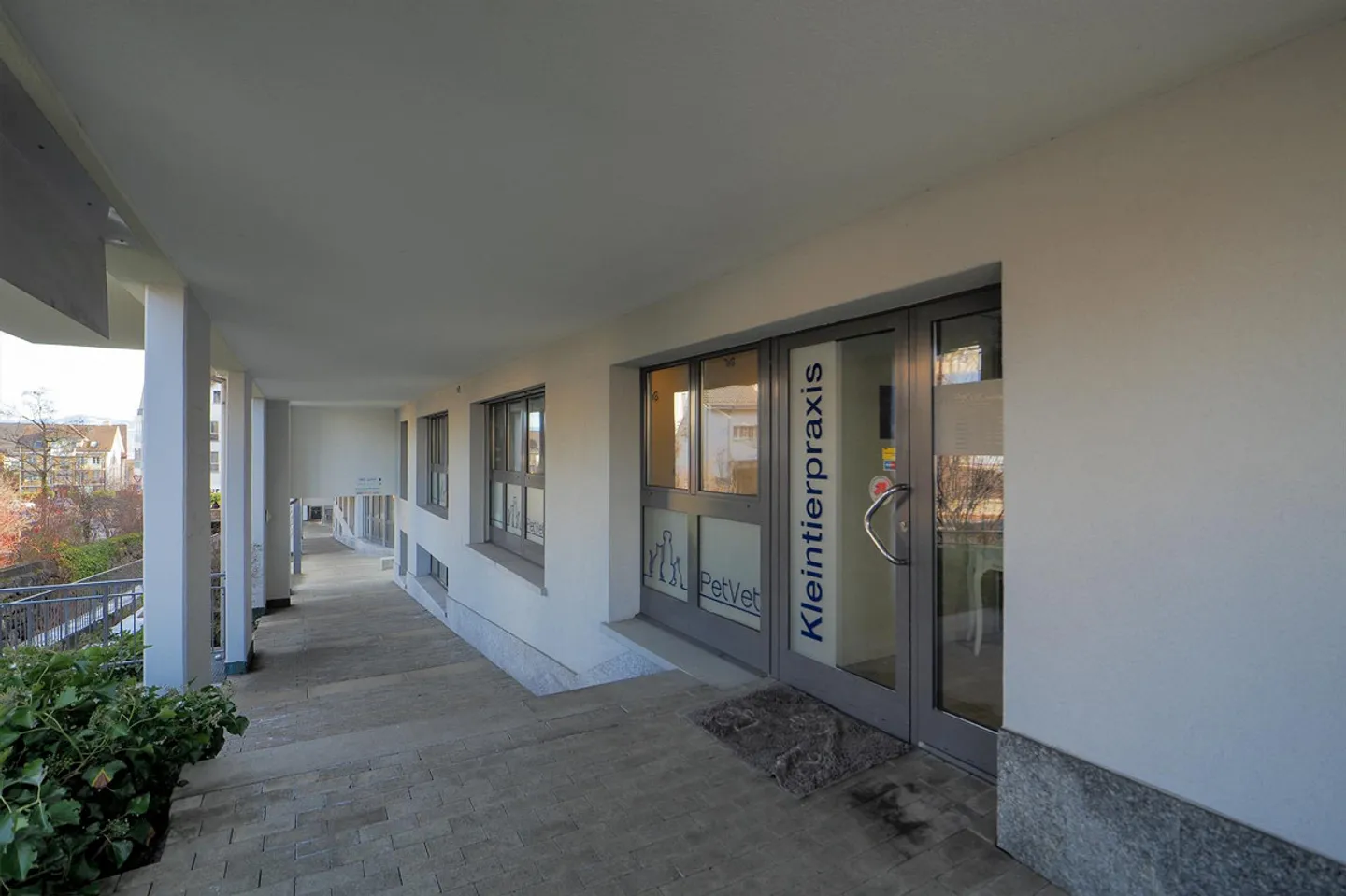 Ausgebaute Praxis- oder Gewerbefläche an zentraler Lage in Richterswil - Foto 8 von 11