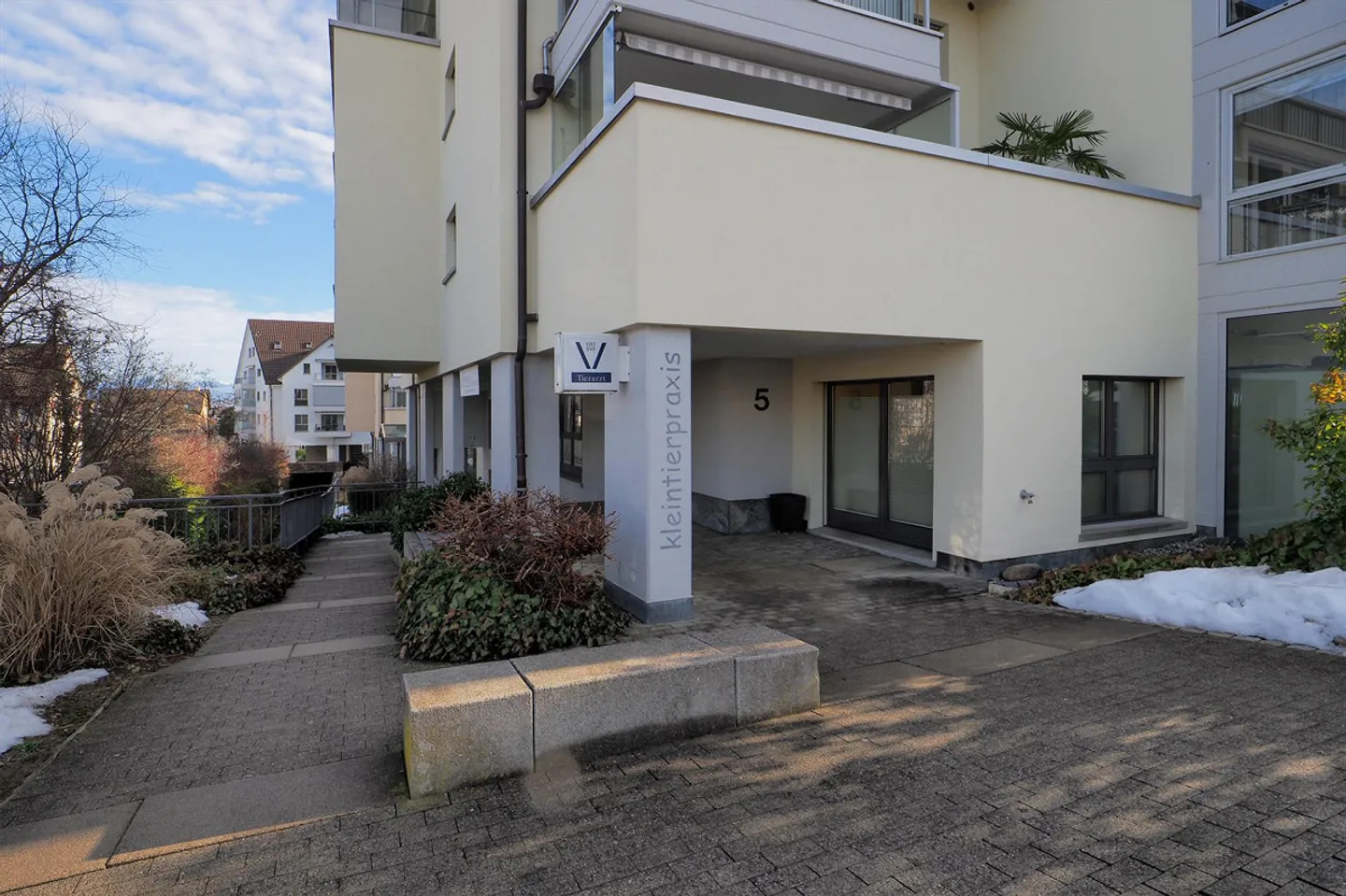 Ausgebaute Praxis- oder Gewerbefläche an zentraler Lage in Richterswil - Foto 9 von 11