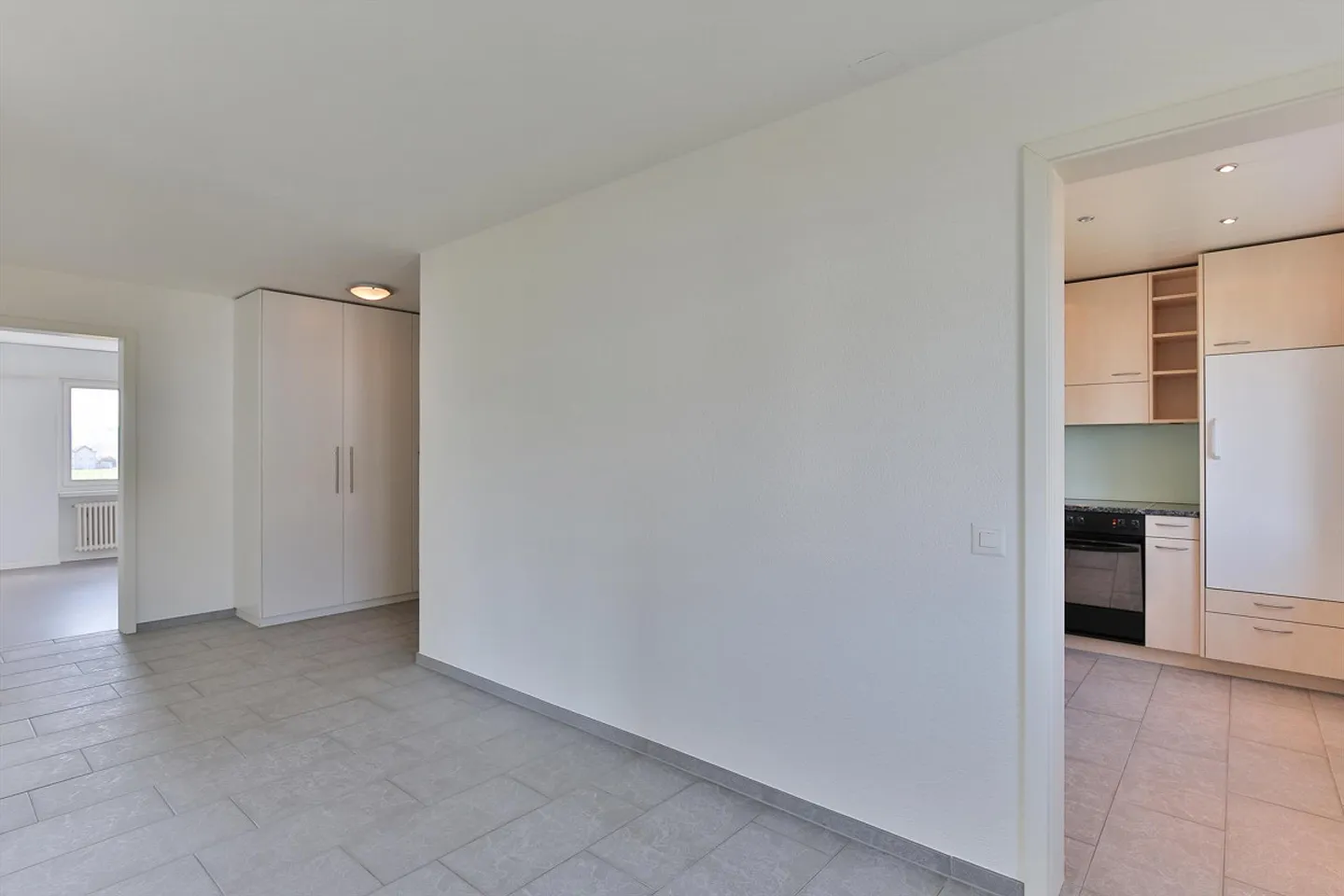 Helle Wohnung mit Balkon - Foto 9 von 13