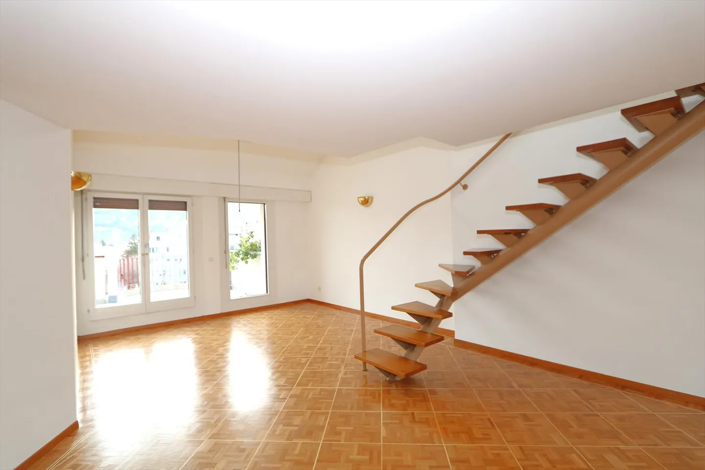 Attico con 5 camere, galleria e terrazza a Thônex - Foto 2 di 17