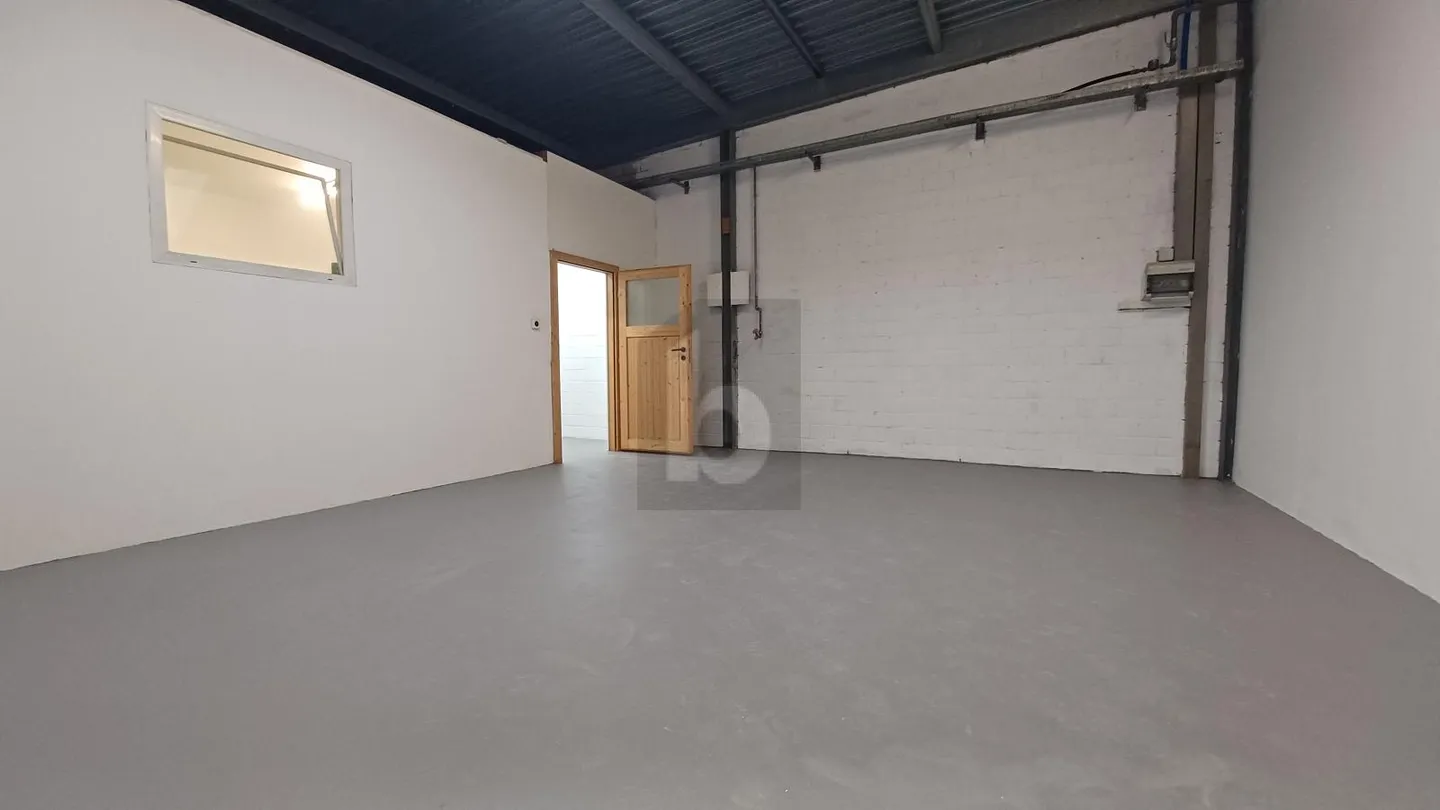 Mixed-use building for rent - Photo 3 of 6