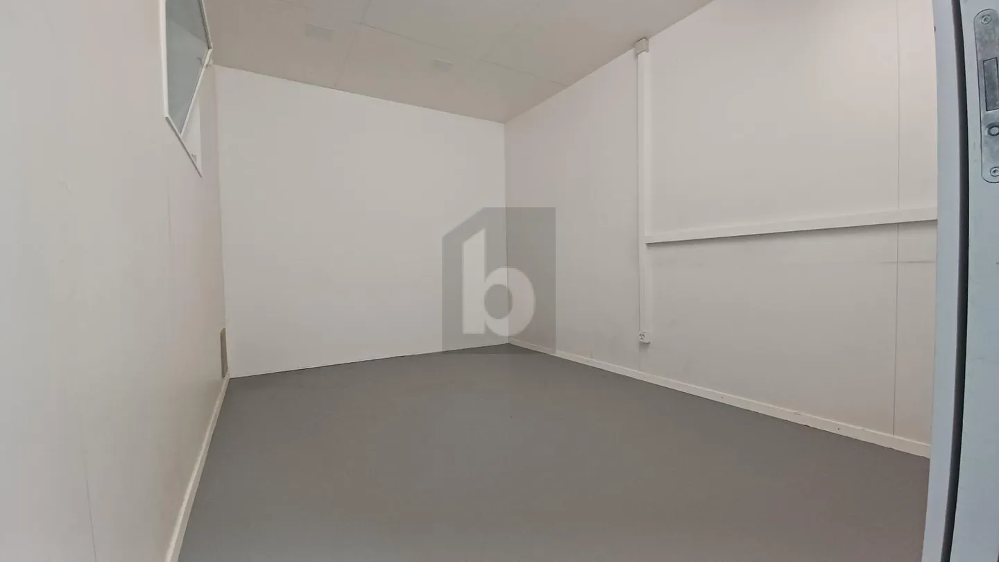 Mixed-use building for rent - Photo 5 of 6