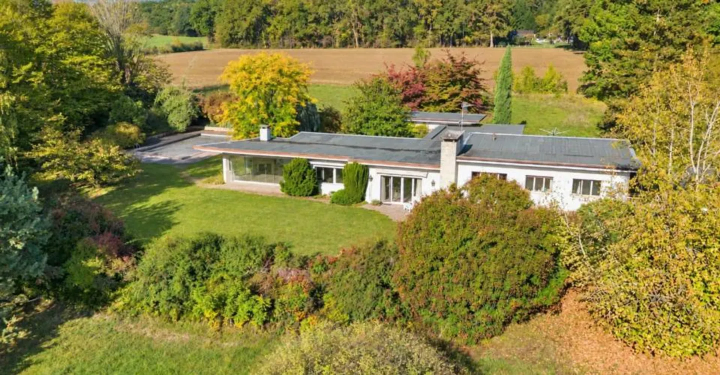 Exklusiv: Einfamilienhaus auf einem großen Grundstück von über 8.000 m² - Foto 1 von 13