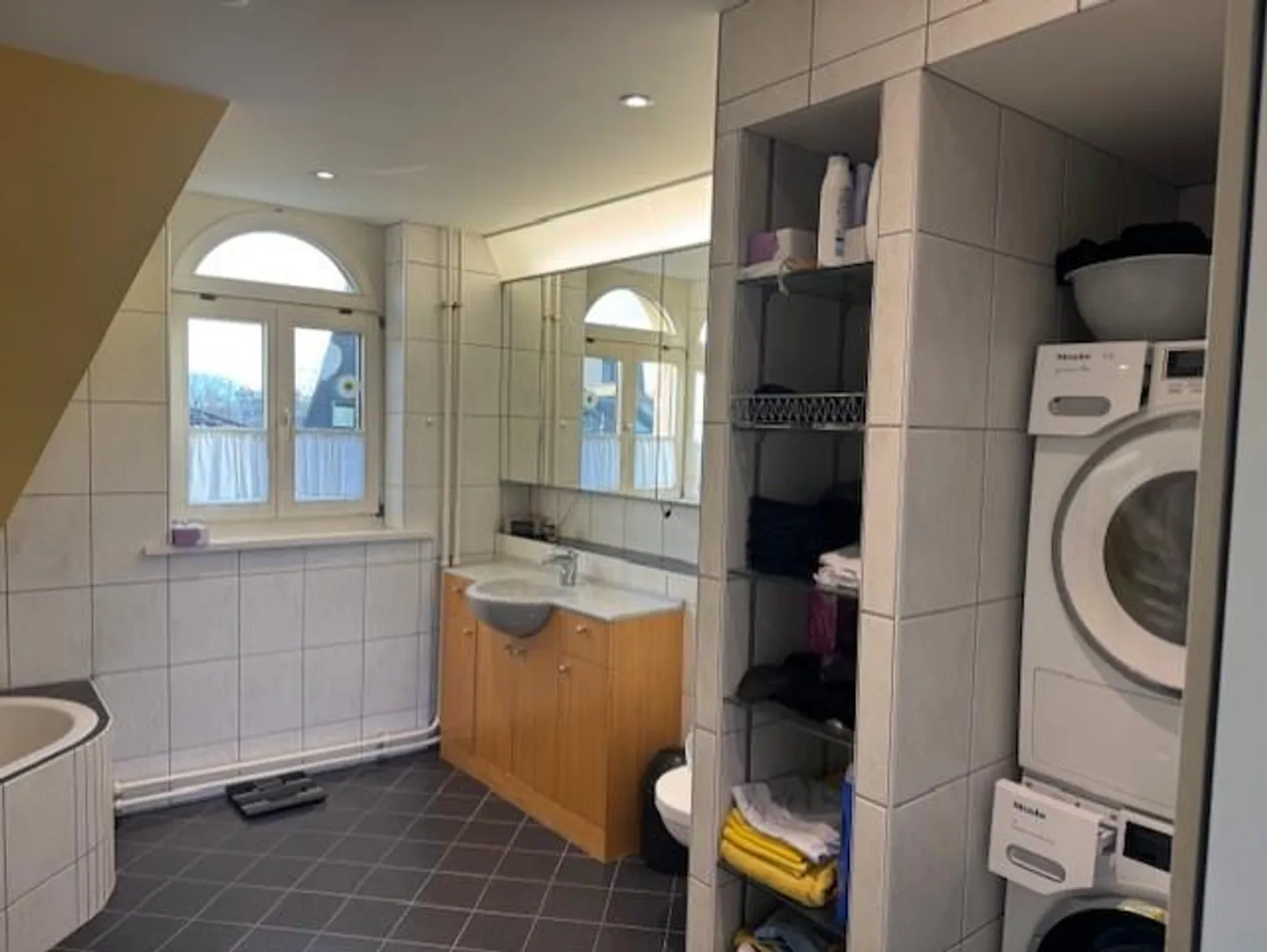 Maisonette spacieuse et charmante au dernier étage d'une maison de style Jugendstil - Photo 9 sur 18