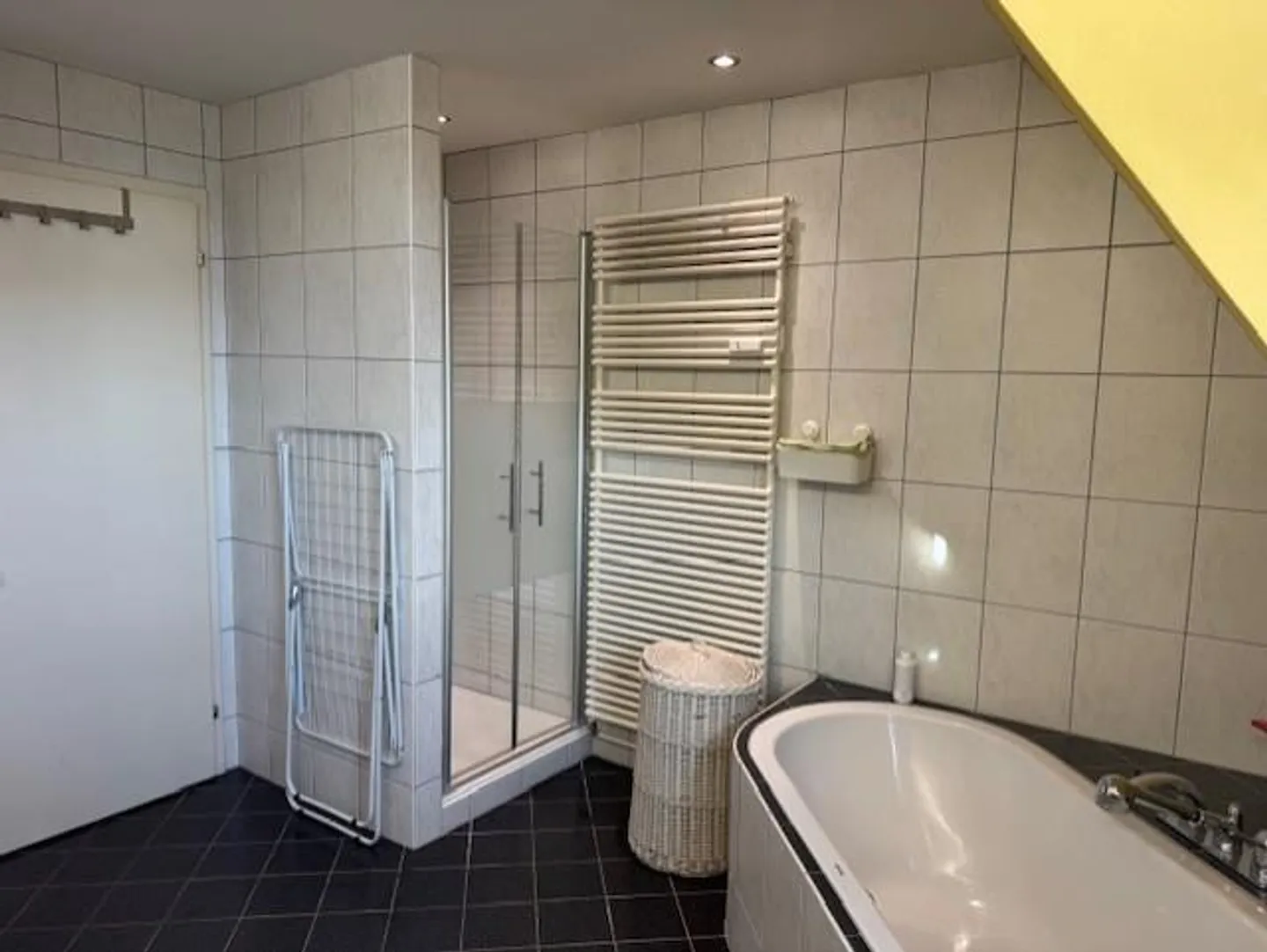 Maisonette spacieuse et charmante au dernier étage d'une maison de style Jugendstil - Photo 10 sur 18