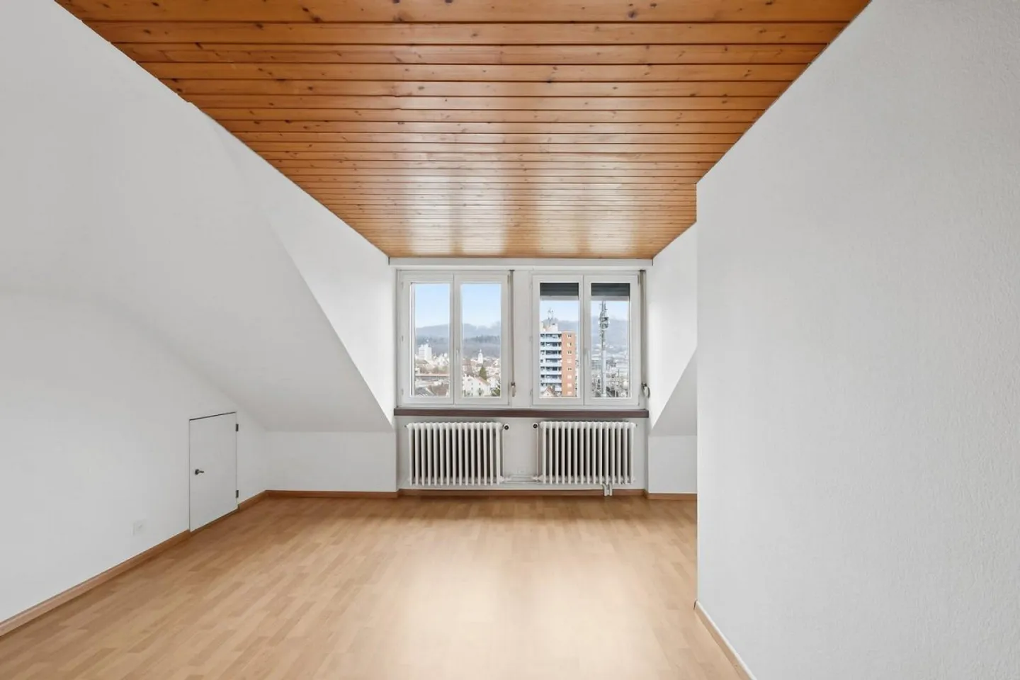 Spacious Apartment in Central Location - Photo 3 of 5