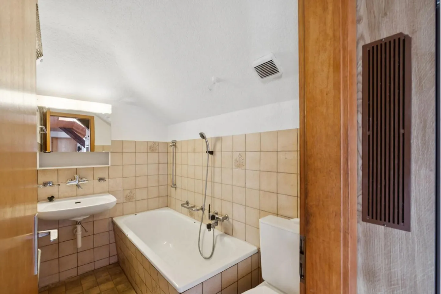 Spacious Apartment in Central Location - Photo 5 of 5