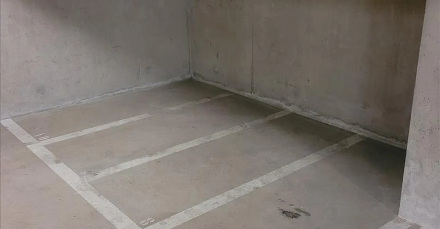 Überdachte Motorradparkplätze in Lausanne - Foto 3 von 3