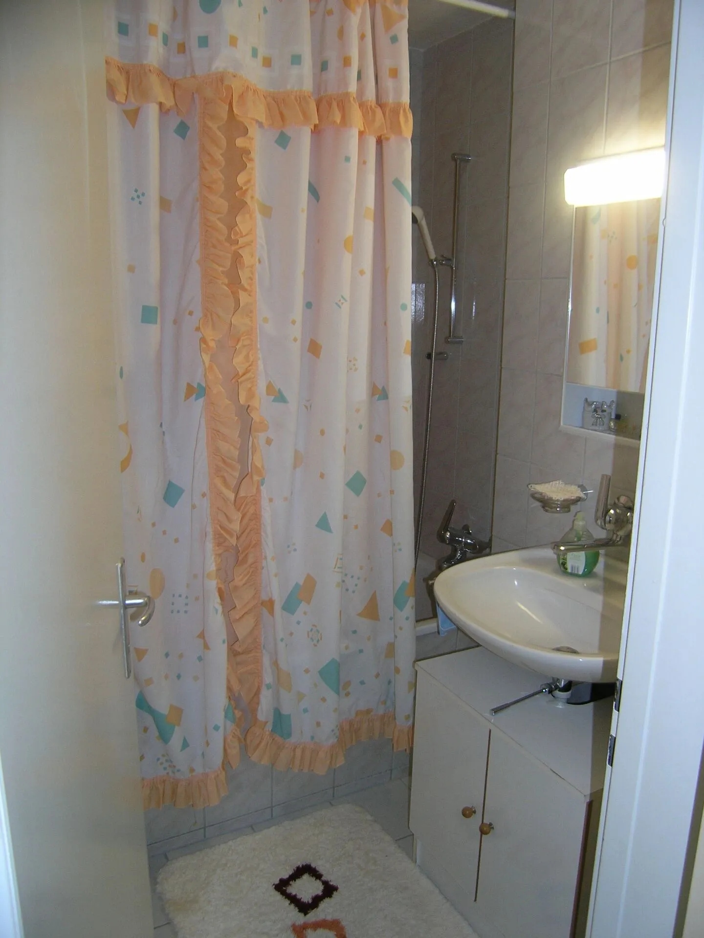 Appartement simple de 3 pièces dans le quartier de Lindenhof - Photo 3 sur 5