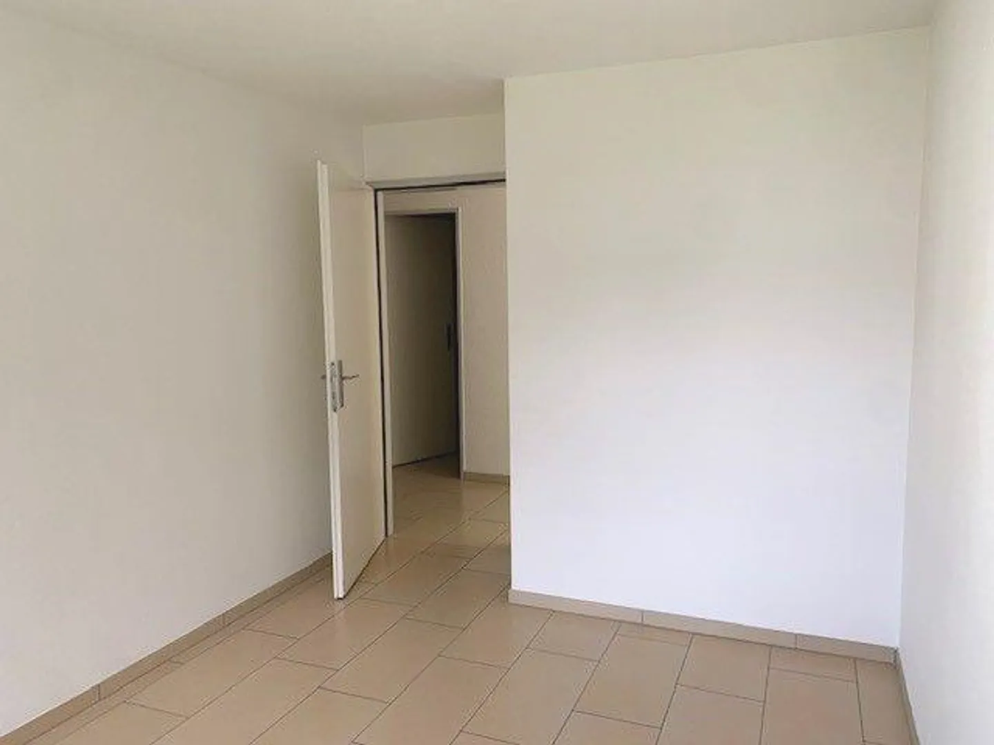 Bellissimo appartamento di 4,5 stanze vicino al lago con camino e balcone - SENZA ... - Foto 8 di 13