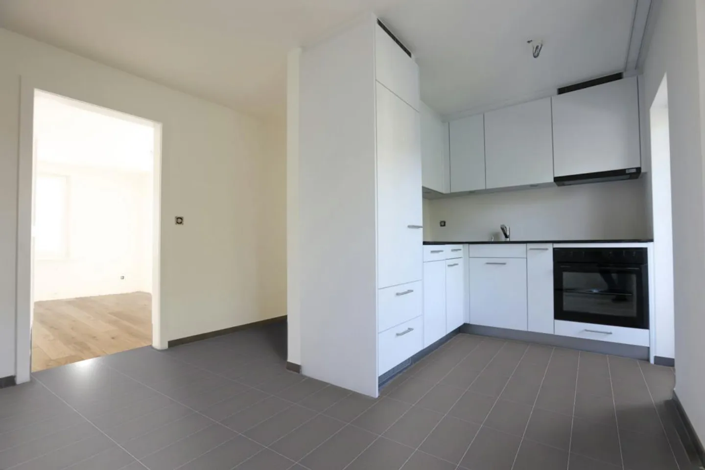 Appartements de 4,5 pièces fraîchement rénovés avec un très grand balcon - Photo 3 sur 11