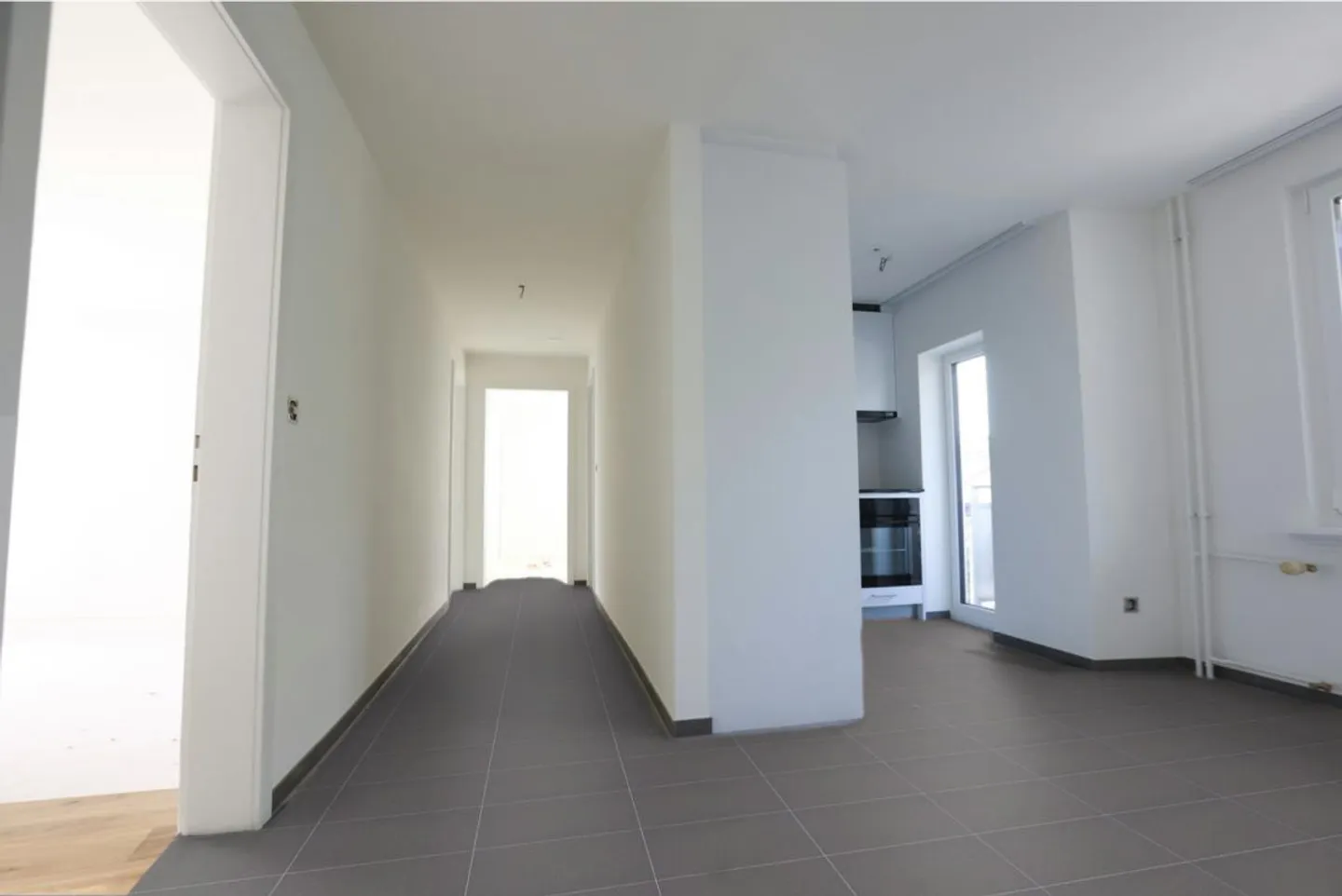 Appartements de 4,5 pièces fraîchement rénovés avec un très grand balcon - Photo 4 sur 11