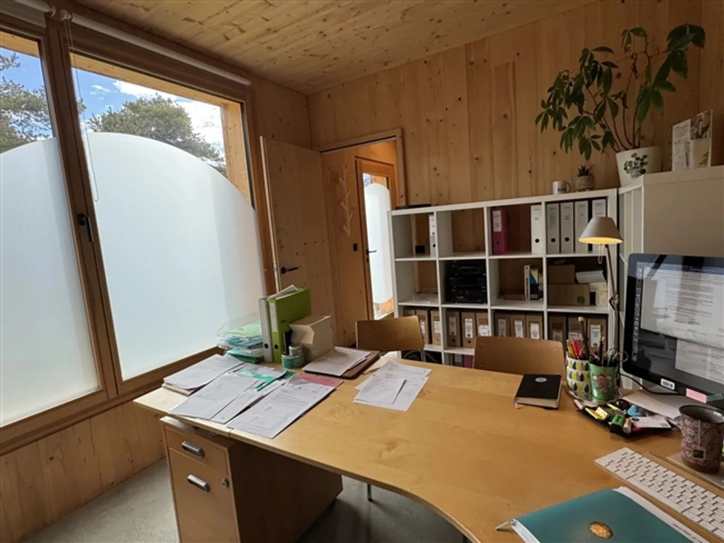 Ufficio Contemporaneo e Luminoso - Foto 1 di 5