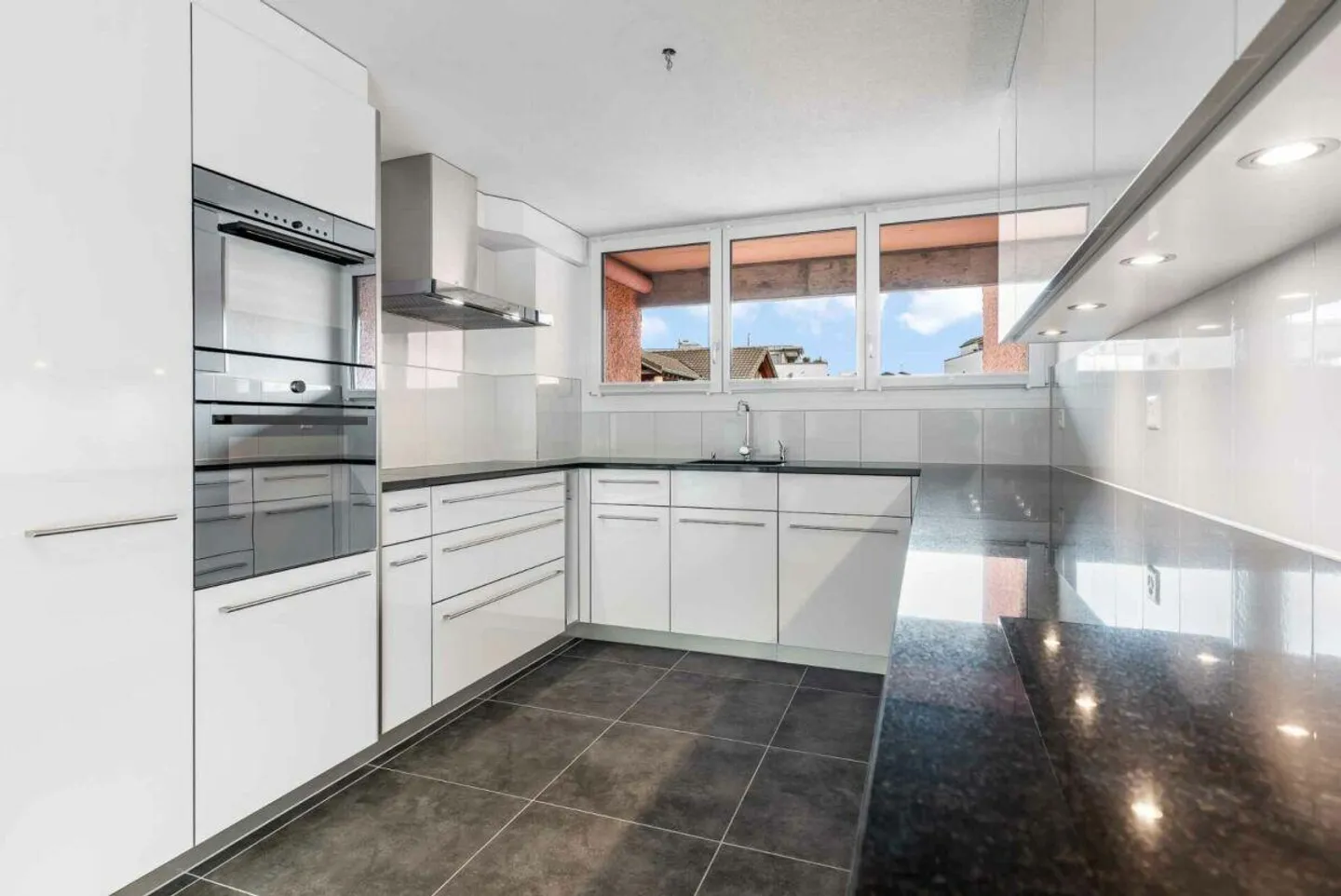 Spacious 5.5-room apartment quiet & central - Photo 2 of 10