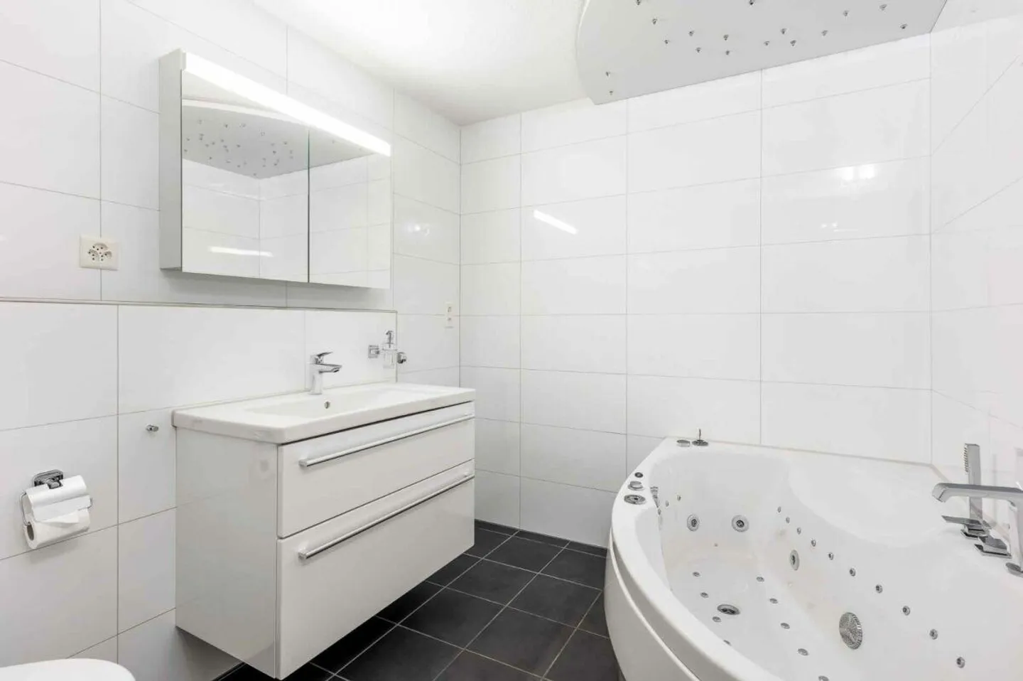 Spacious 5.5-room apartment quiet & central - Photo 3 of 10