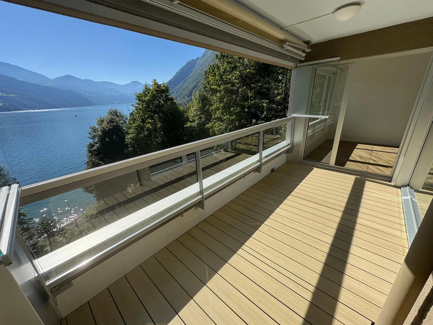 Première occupation - Vue de rêve directement sur le lac incluant piscine intérieure et sauna - Photo 1 sur 16