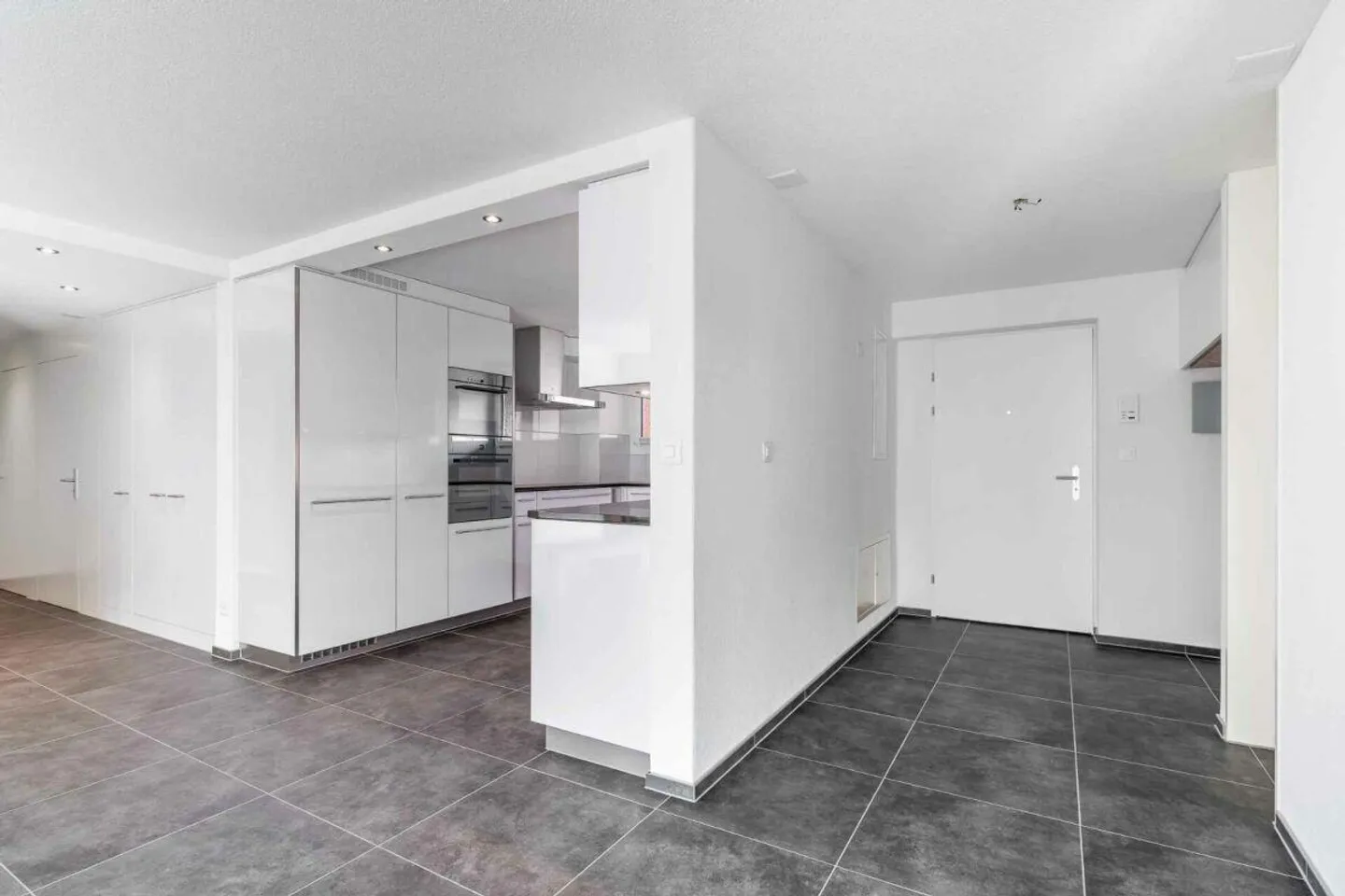 Spacious 5.5-room apartment quiet & central - Photo 7 of 10