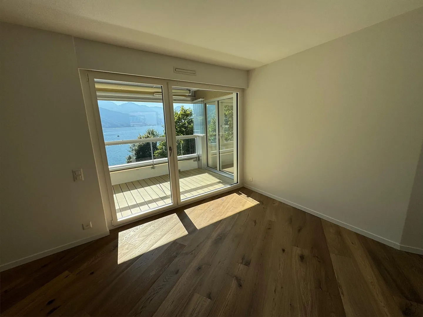 Première occupation - Vue de rêve directement sur le lac incluant piscine intérieure et sauna - Photo 6 sur 16