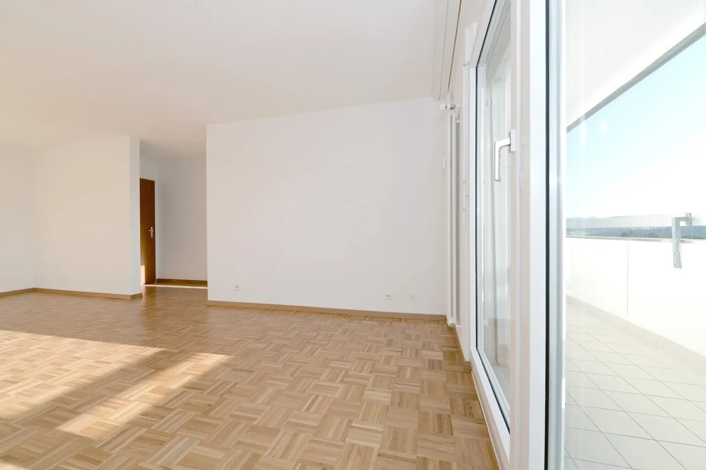 On the heights of La Chaux-de-Fonds, this 4.5-room apartment awaits you! - Photo 4 of 9