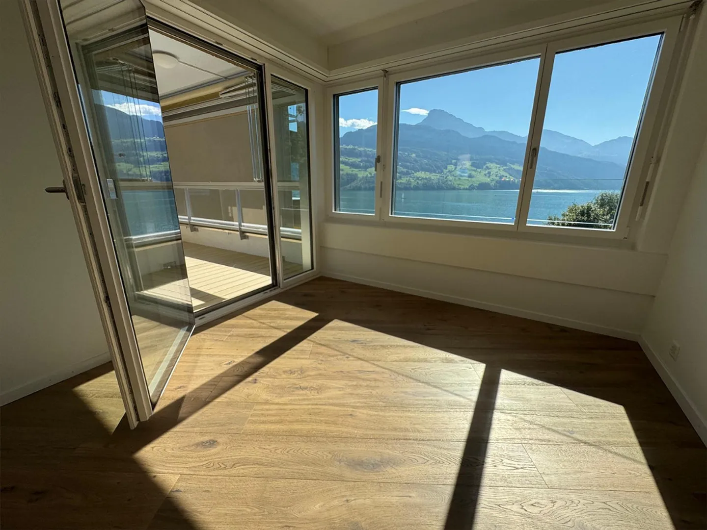 Première occupation - Vue de rêve directement sur le lac incluant piscine intérieure et sauna - Photo 10 sur 16