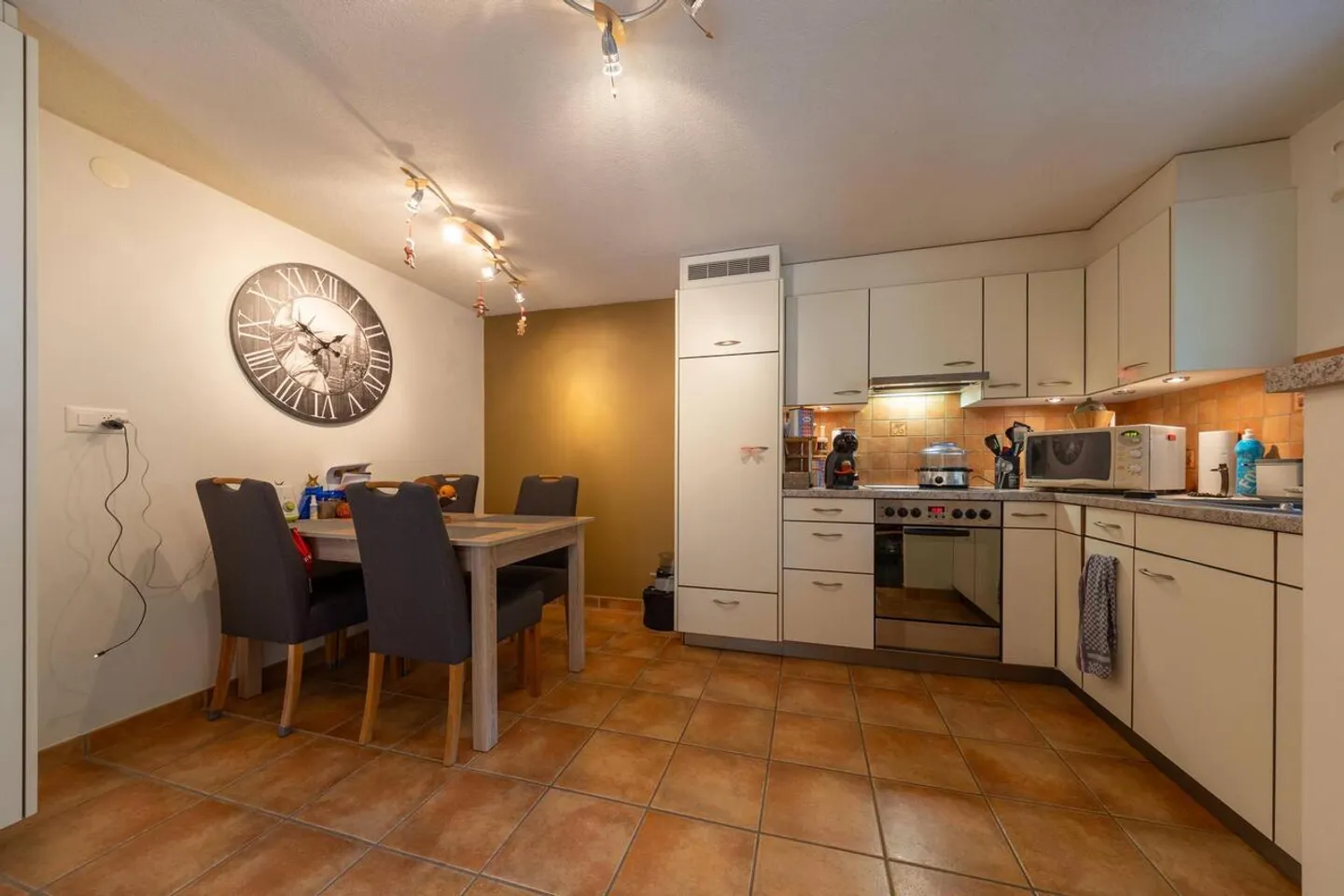 Grande casa familiare con due appartamenti - Foto 4 di 17