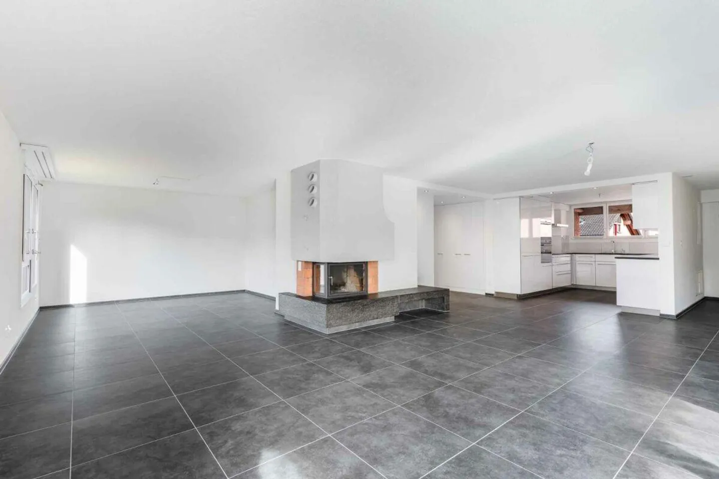 Spacious 5.5-room apartment quiet & central - Photo 8 of 10