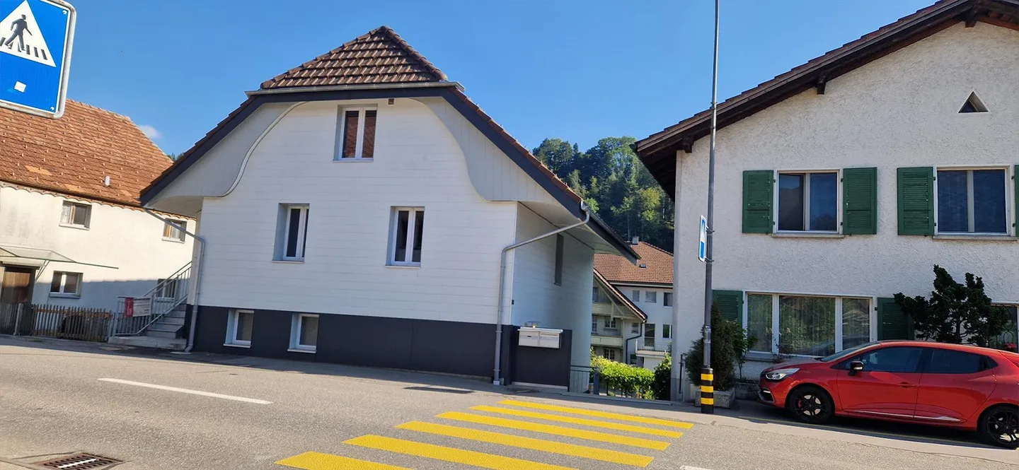 Renovated 2-family house with 5.5 room maisonette apartment and 2.5 room apartment - Photo 2 of 13