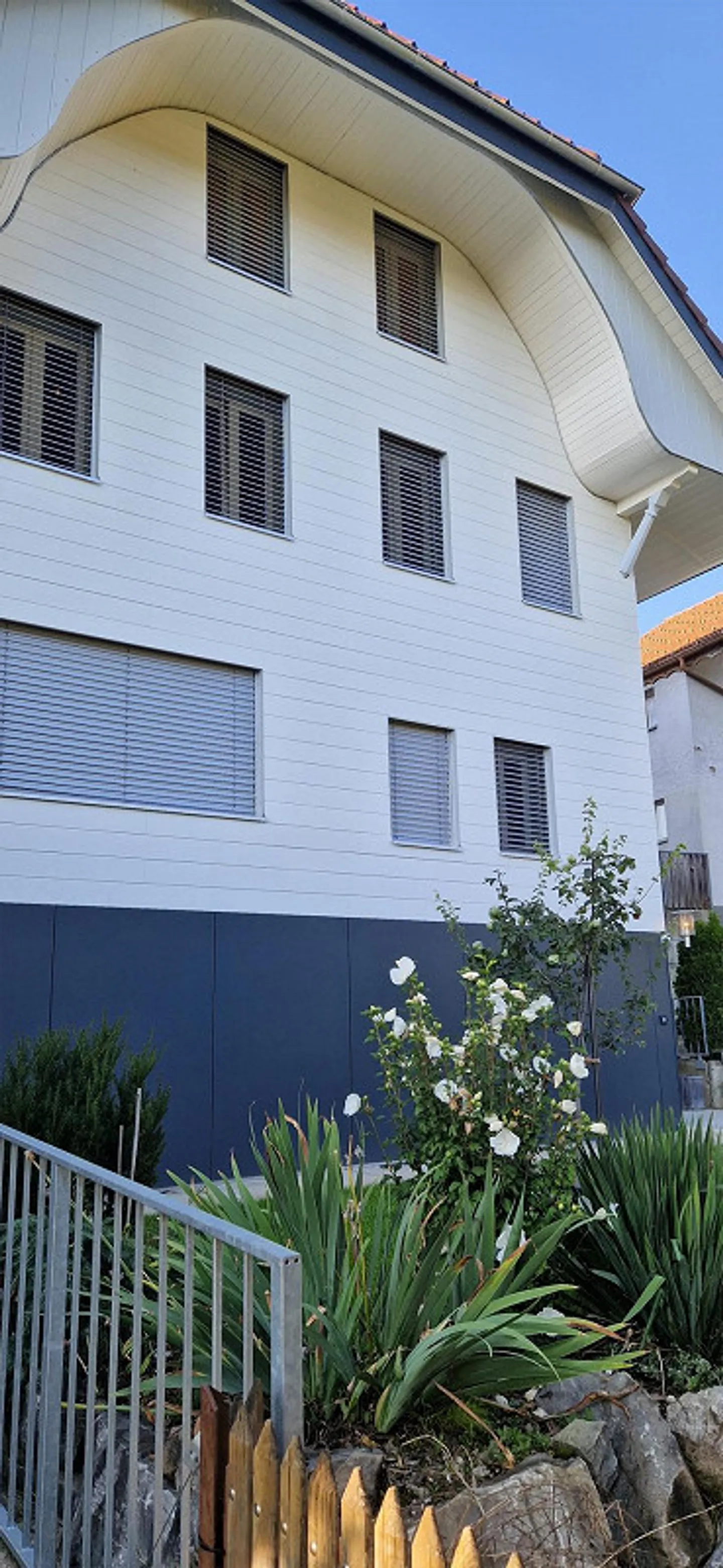 Renovated 2-family house with 5.5 room maisonette apartment and 2.5 room apartment - Photo 3 of 13