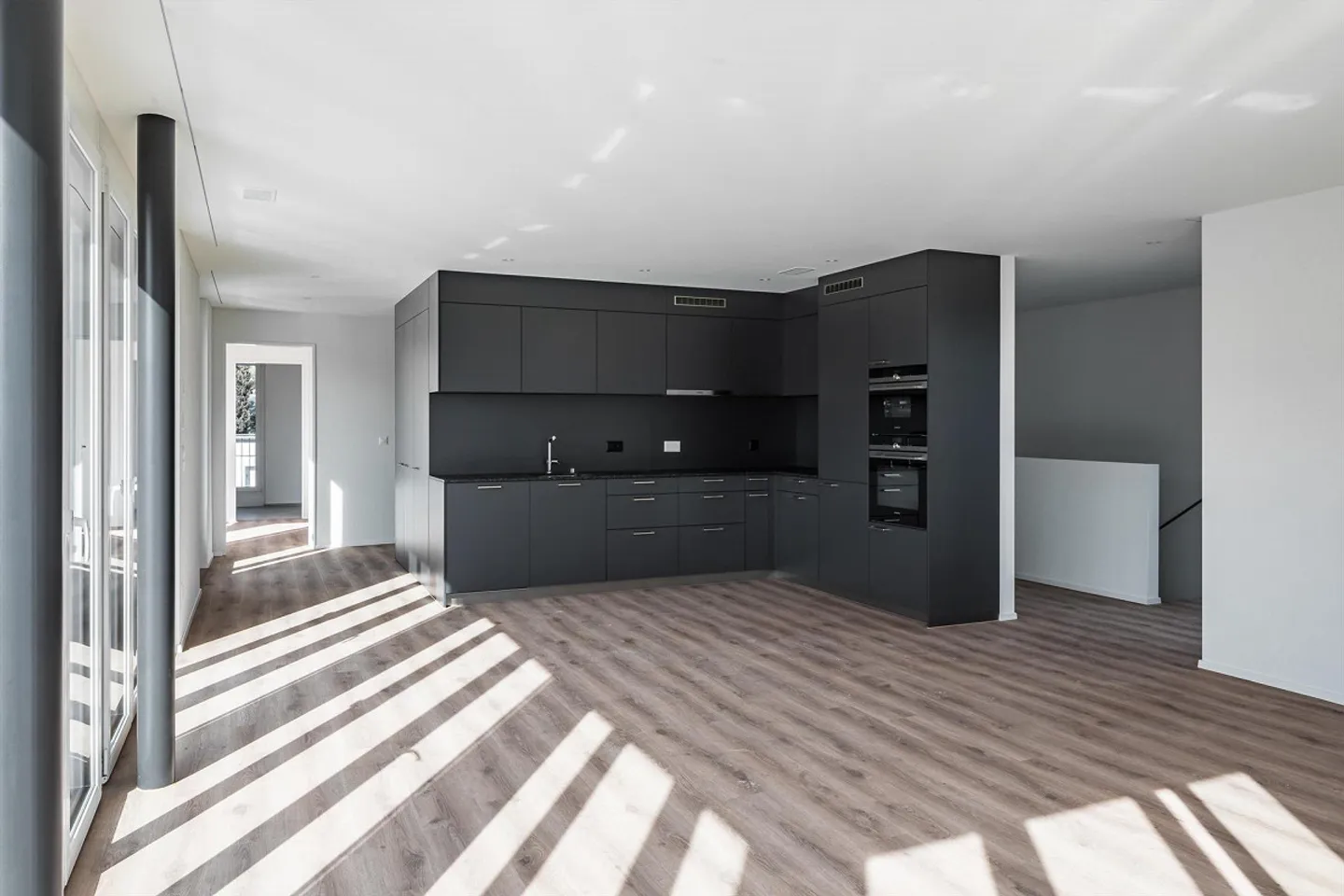 Modern penthouse apartment between nature and city center - Photo 3 of 12