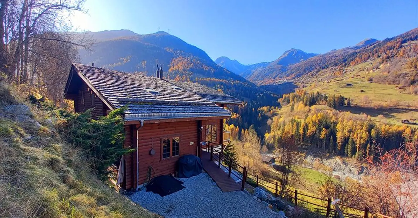 Magnificent log house typically Canadian in Mission - Photo 1 of 15