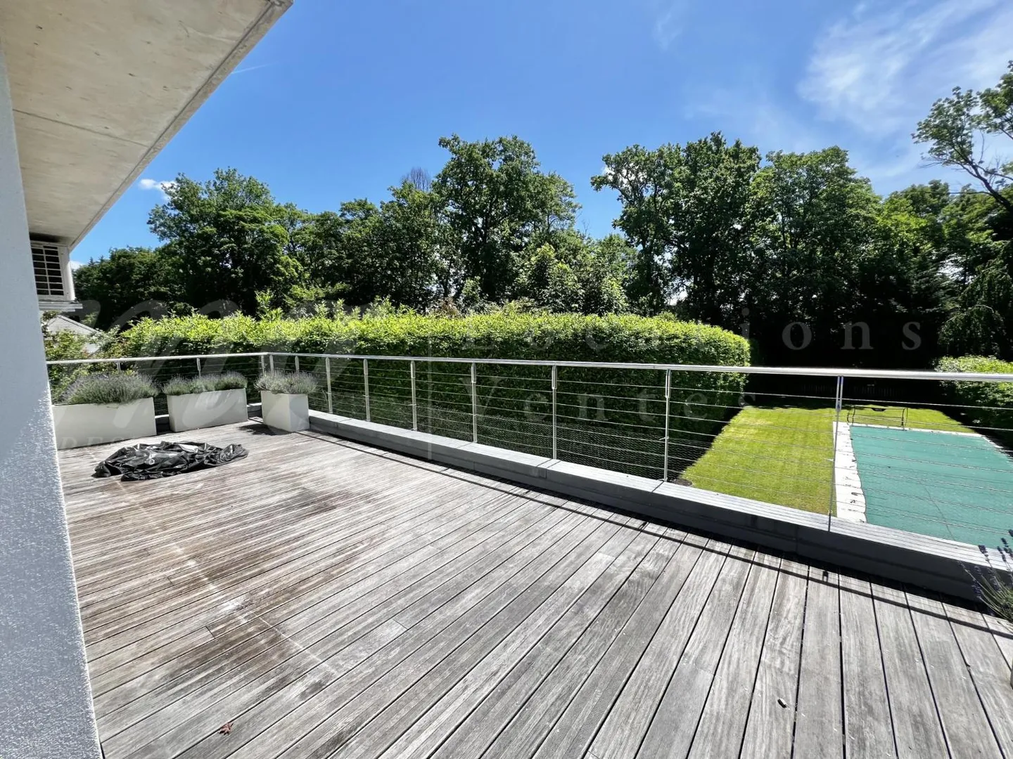 Exclusif! BELLE MAISON MODERNE DE 300 M2 AVEC GRAND JARDIN ET PISCINE - Photo 2 sur 12