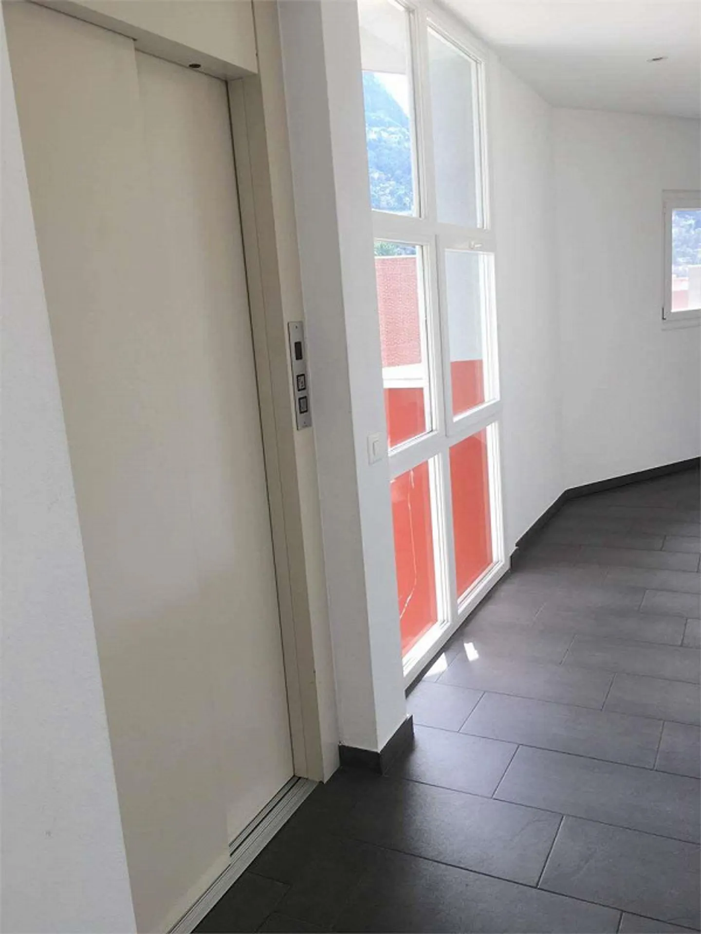 Penthouse moderne et lumineux avec jardin sur le toit à Pregassona - Photo 2 sur 13