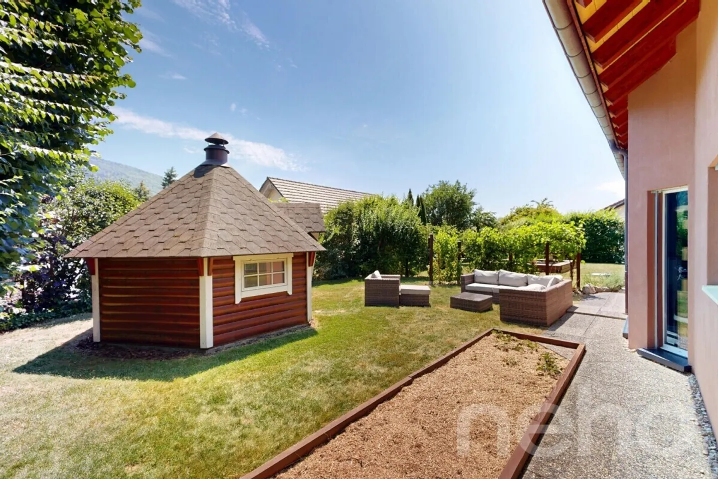 Magnificent villa with garden, jacuzzi and private pond - Photo 9 of 13