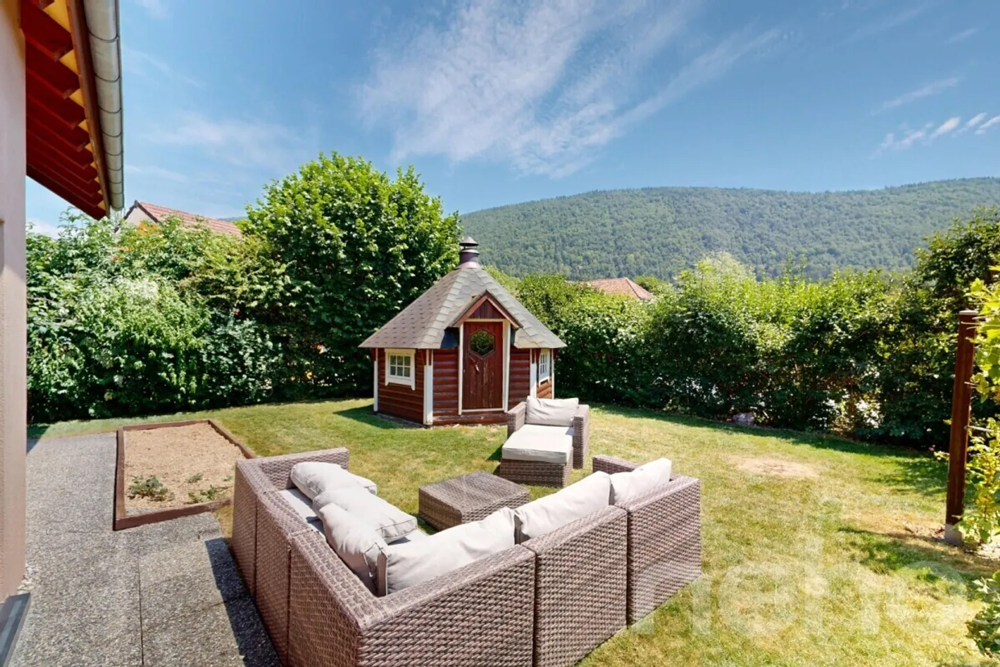 Magnificent villa with garden, jacuzzi and private pond - Photo 11 of 13