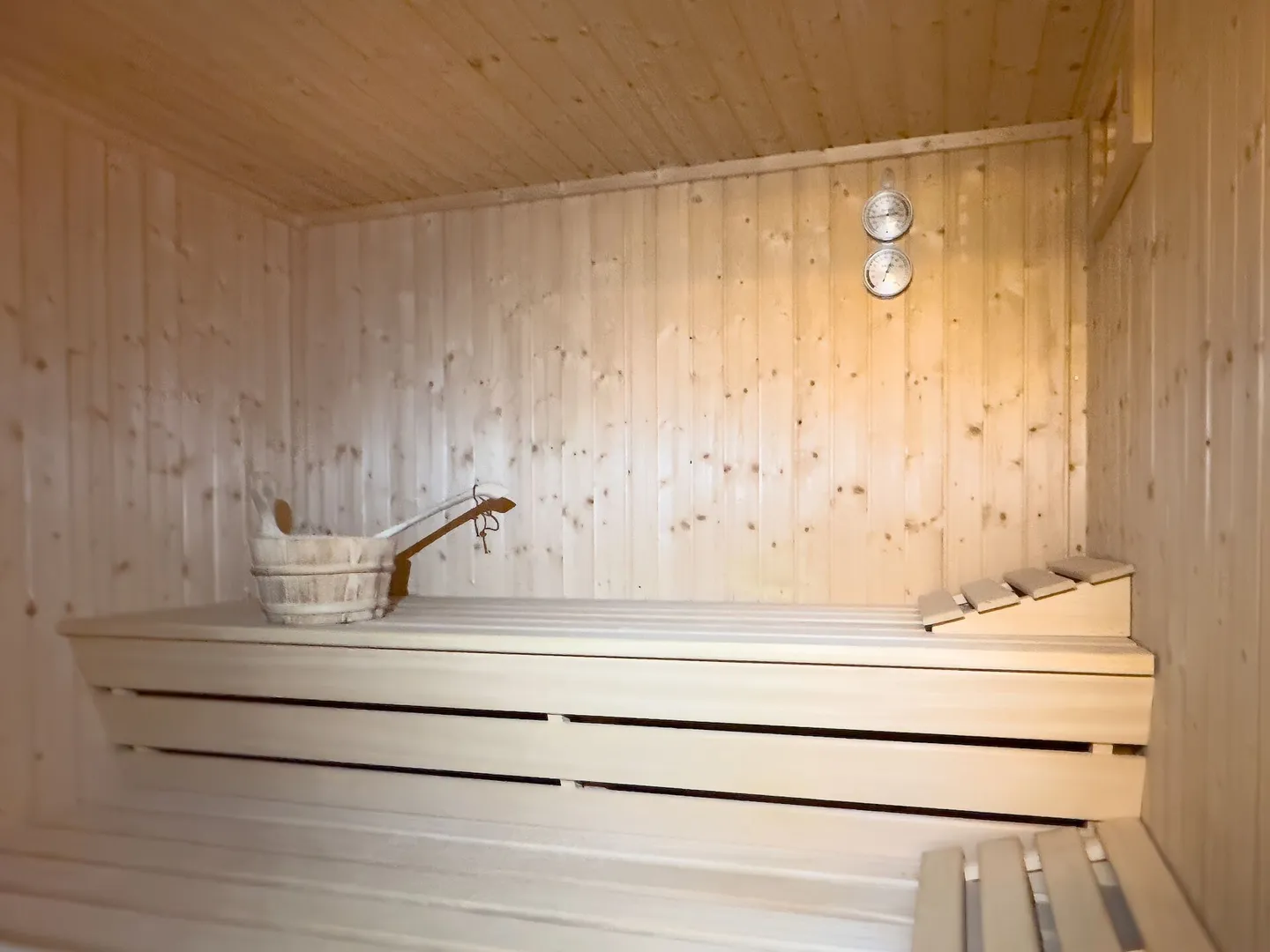 Maison individuelle de 7 pièces avec jardin d'hiver luxueux, bel environnement et piscine extérieure - Photo 38 sur 43