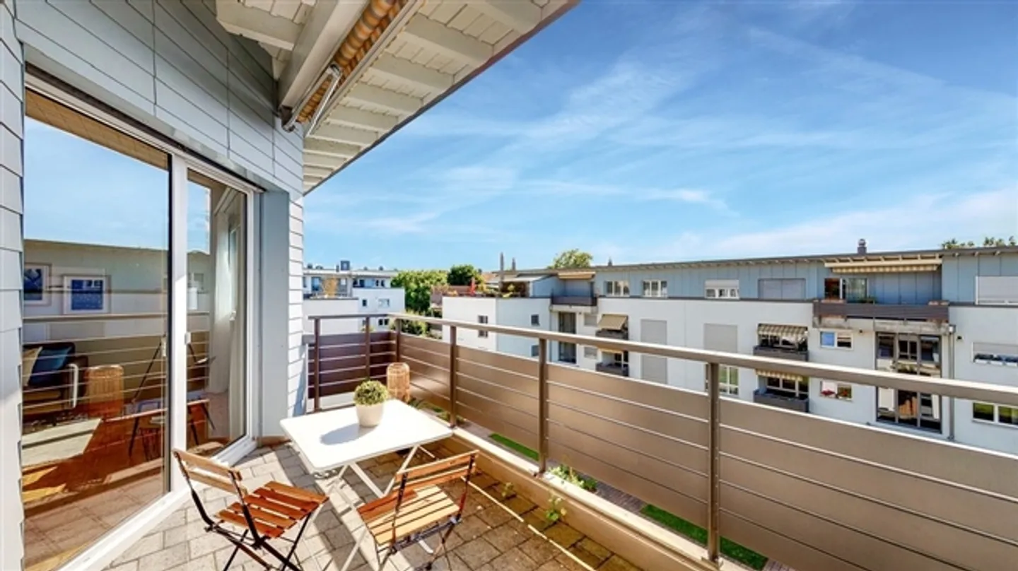 3.5-room penthouse apartment with two terraces and private laundry room - Photo 2 of 12
