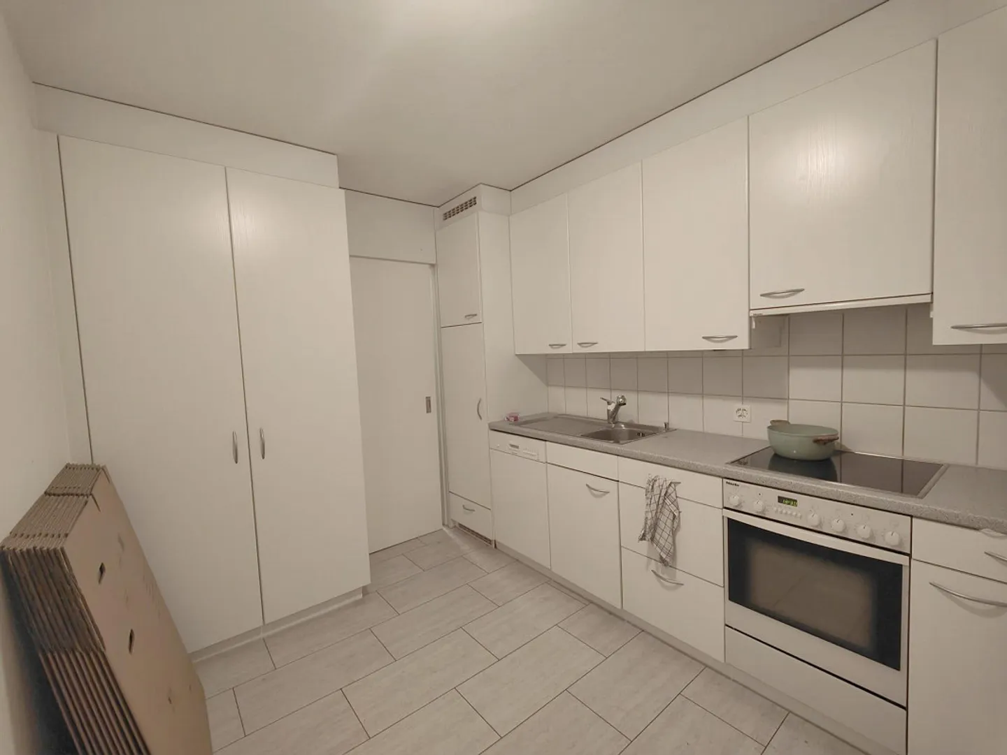 Luminoso appartamento di 3 locali con fascino e ampio balcone vicino all'ospedale cantonale - Foto 3 di 11